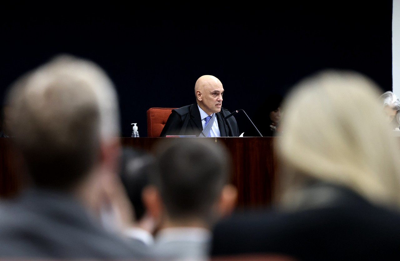 O ministro Alexandre de Moraes usa uma tipoia durante sessão da Primeira Turma do Supremo Tribunal Federal (STF).
