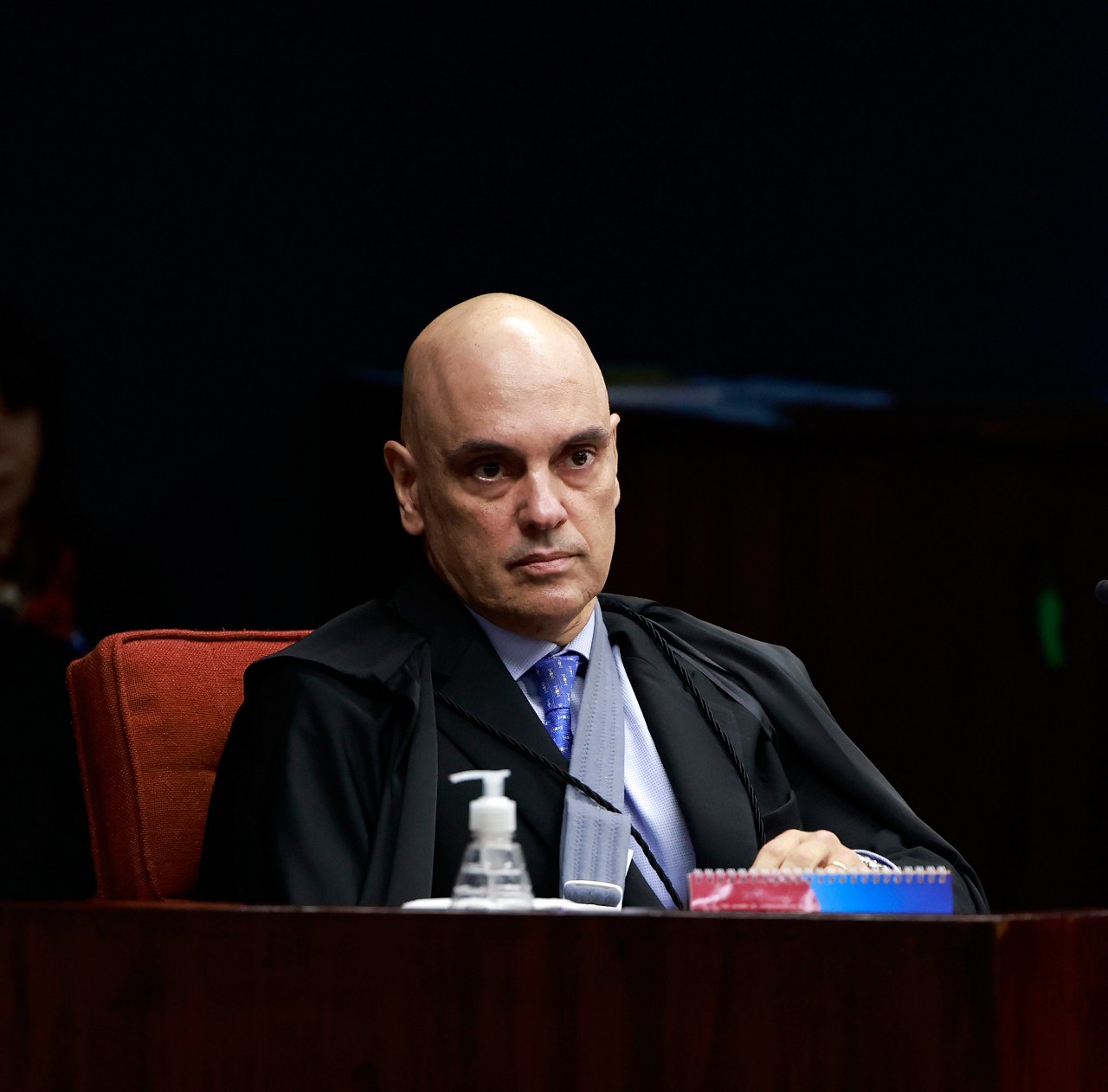 O ministro Alexandre de Moraes usa uma tipoia durante sessão da Primeira Turma do Supremo Tribunal Federal (STF).