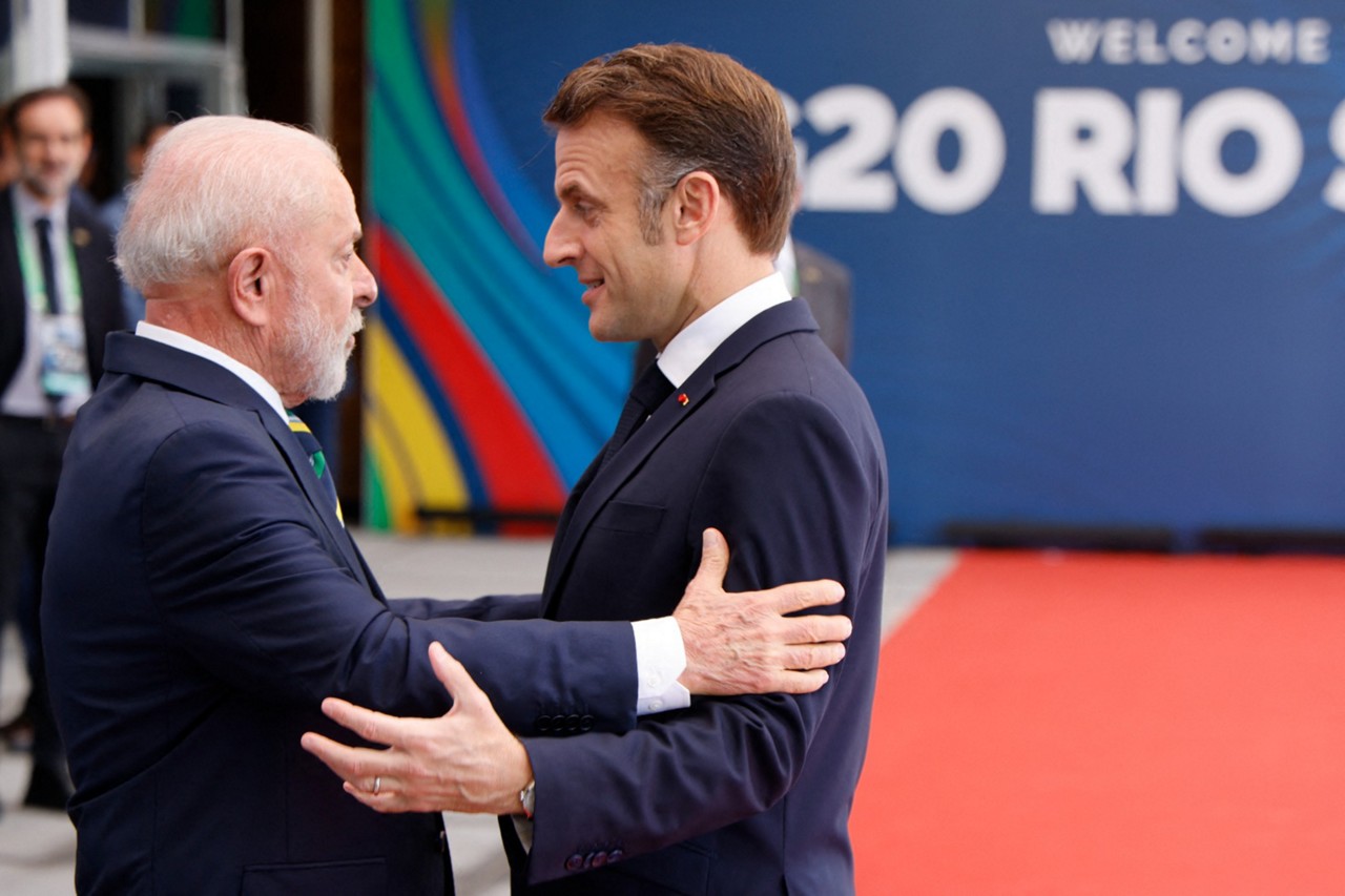 O presidente da França, Emmanuel Macron, é recebido pelo presidente brasileiro Luiz Inácio Lula da Silva (PT). A cúpula do G20 ocorre no Rio de Janeiro. 