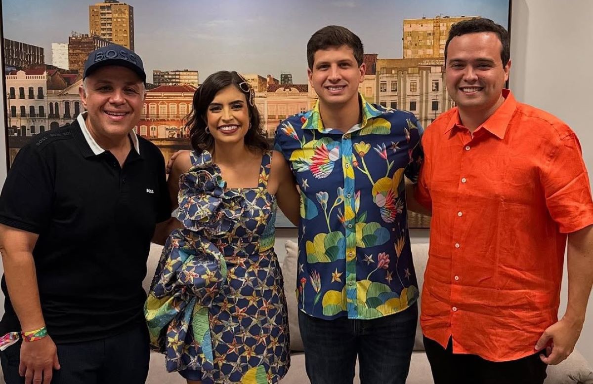 Da esquerda para a direita: deputado estadual Betinho Pinto Coelho (PV), deputada federal Tabata Amaral (PSB-SP), prefeito de Recife, João Campos (PSB), e Otacilinho (PSB), prefeito de Conceição do Mato Dentro
