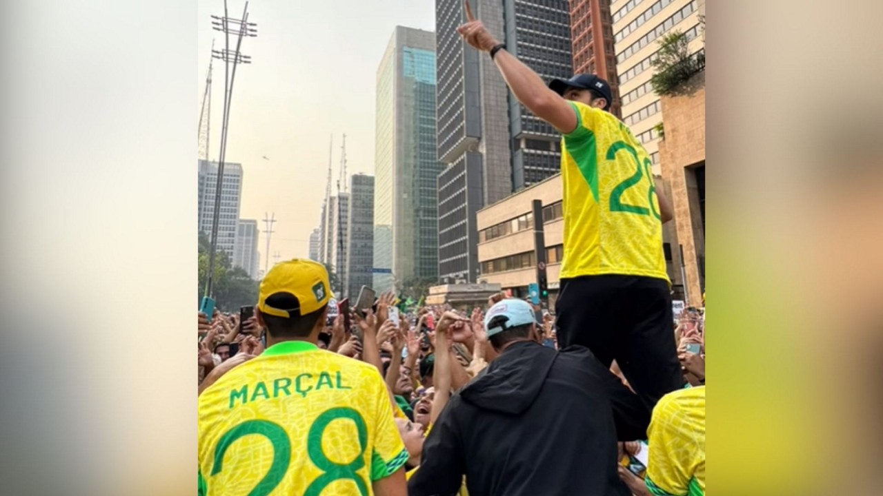 O candidato à Prefeitura de São Paulo, Pablo Marçal (PRTB), chegou ao final do ato e se posicionou em frente ao carro de som onde estava Bolsonaro