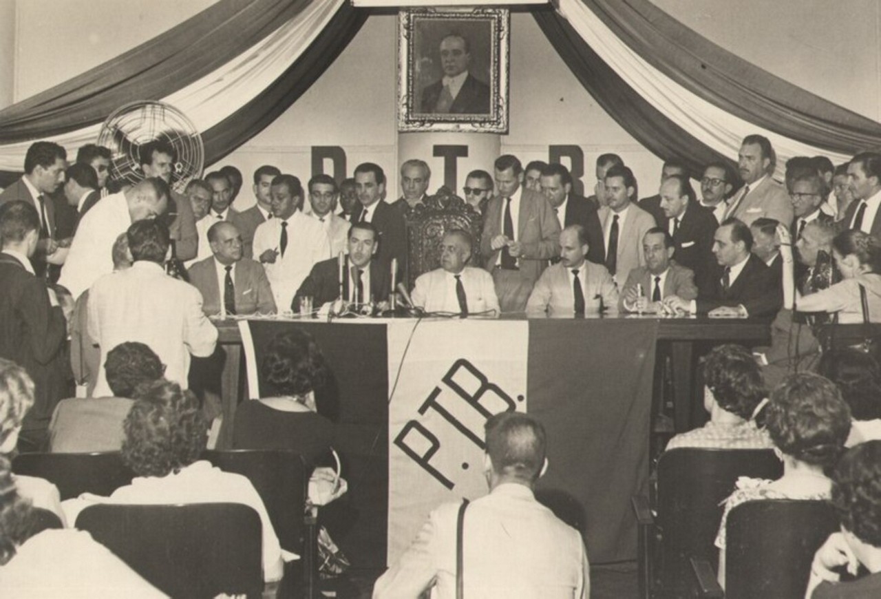 Imagem antiga mostra convenção do PTB em data desconhecida
