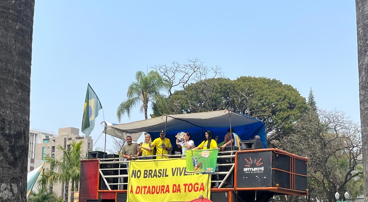 Daniela Linhares, de branco, criticou os ataques ao desenho idealizado por ela e veiculado na Rede Minas