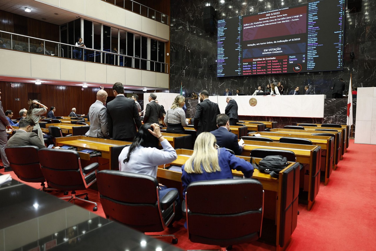 Foram 51 votos favoráveis e dez abstenções durante a votação na reunião extraordinária de plenário na manhã desta terça-feira (15/7)