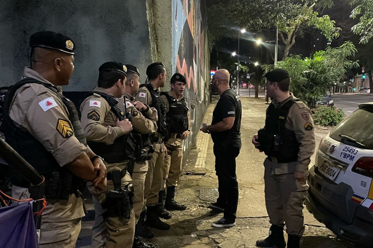 Polícia Militar bloqueou entrada de manifestantes no prédio do antigo Dops, na avenida Afonso Pena, em BH