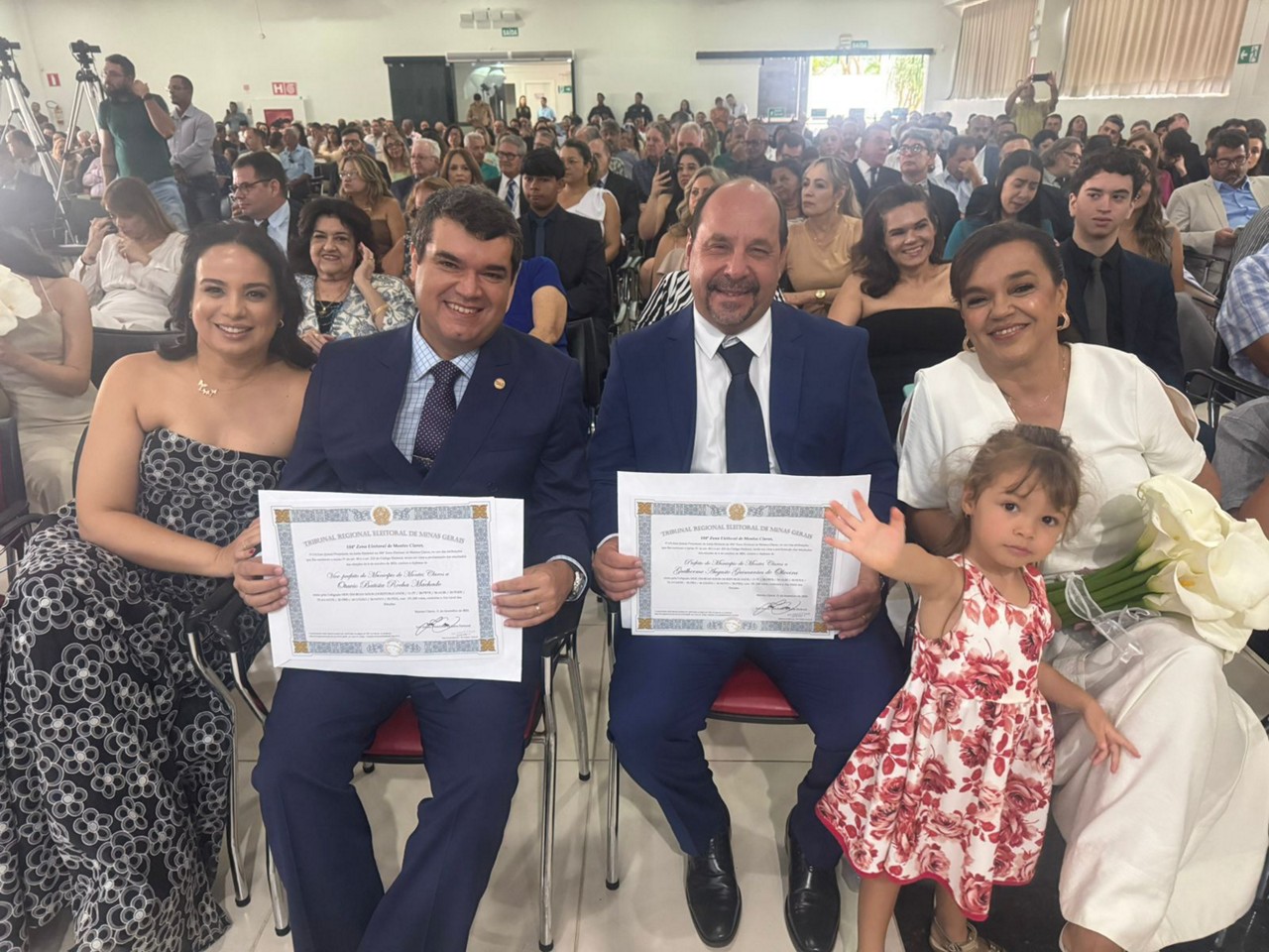 Em cerimônia de diplomação em Montes Claros, vice-prefeito eleito, Otávio Rocha (União), prefeito eleito, Guilherme Guimarães (União), e familiares