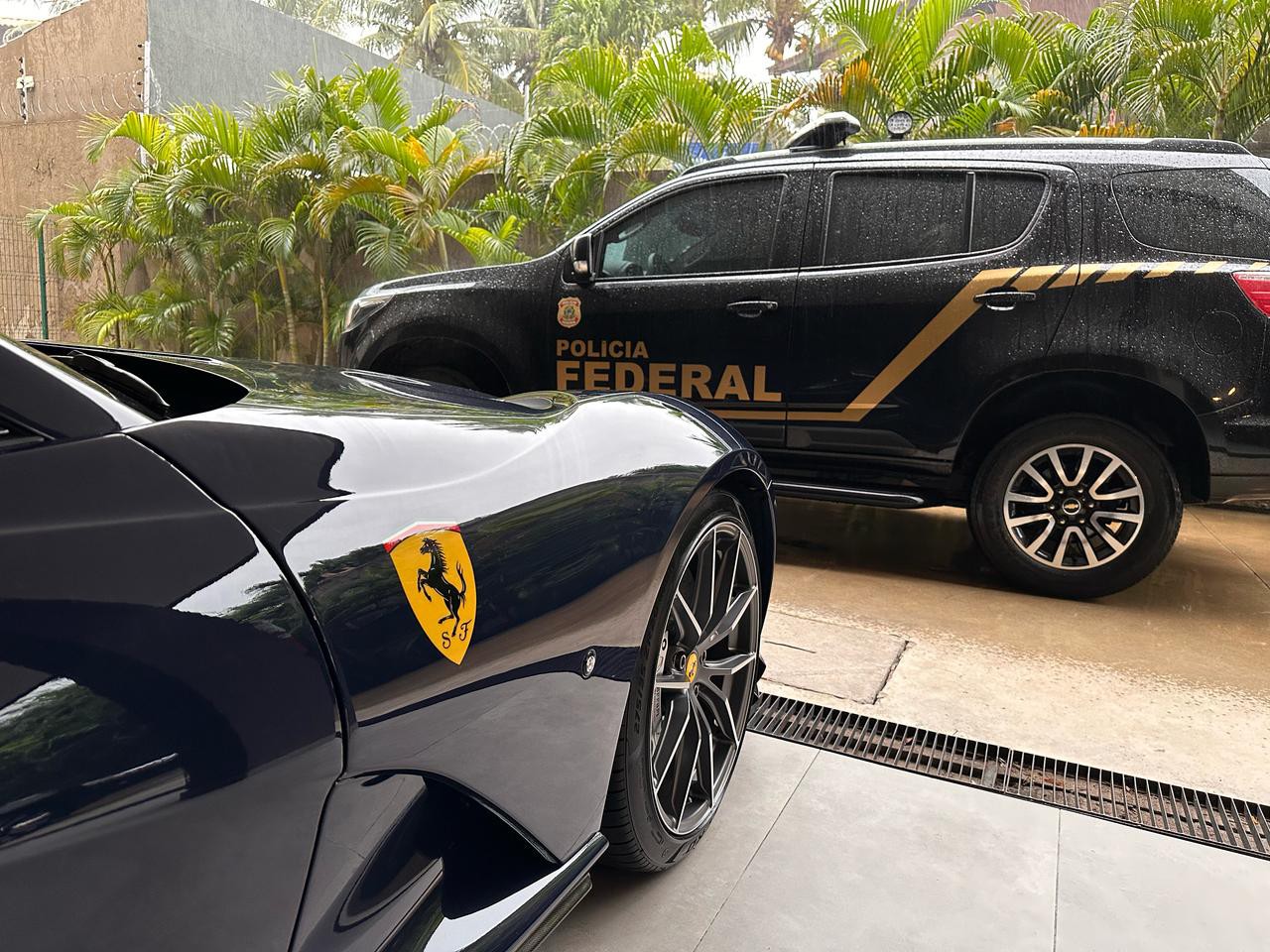 Um dos carros apreendidos pela Polícia Federal durante a operação 'Sem Desconto', que investiga esquema de fraude no INSS.