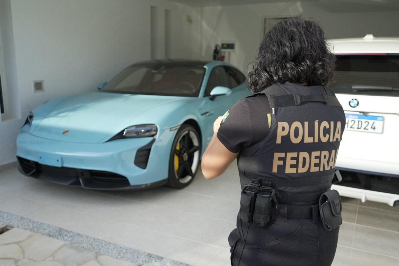 Agentes da Polícia Federal (PF) apreenderam carros de luxo durante cumprimento de mandados de busca e apreensão no âmbito da operação que investiga fraudes no INSS. 