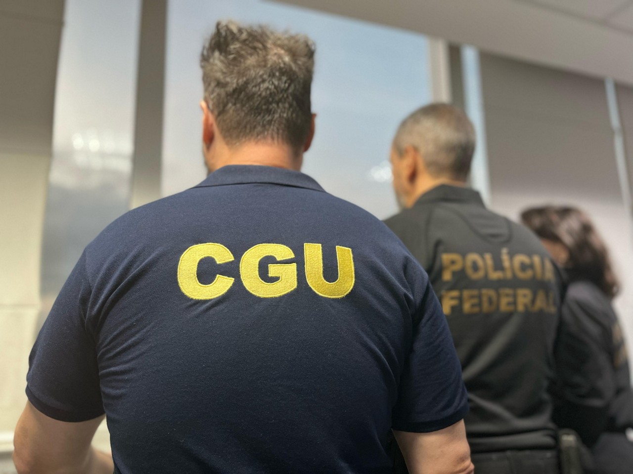 Agentes da Polícia Federal (PF) e da Controladoria Geral da União (CGU) cumprem mandados de busca e apreensão no âmbito da operação que investiga fraudes no INSS. 