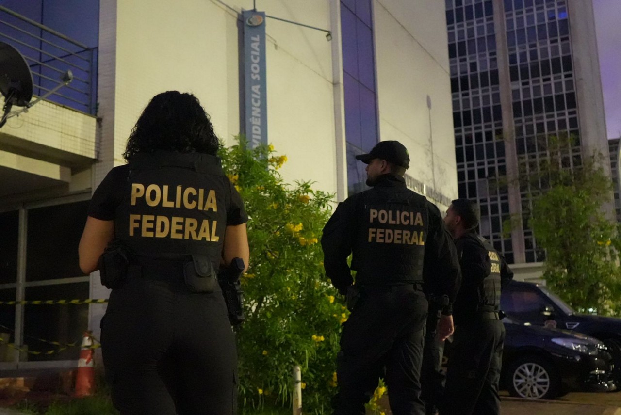 Agentes da Polícia Federal (PF) cumprem mandados de busca e apreensão no âmbito da operação que investiga fraudes no INSS. 