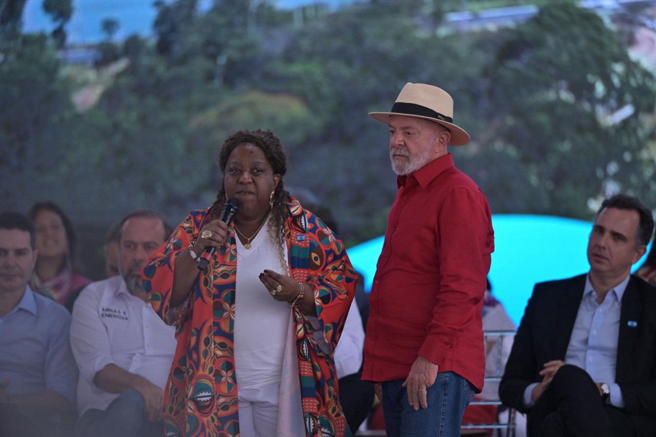 Ministra Macaé Evaristo discursa ao lado de Lula (PT) para responder a governador Romeu Zema (Novo) em críticas à população de rua