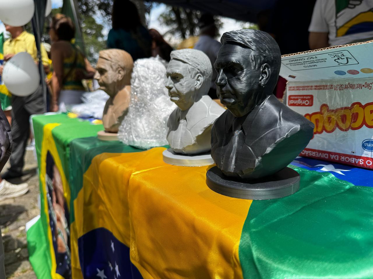 Bustos do ex-presidente Jair Bolsonaro são vendidos em manifestação na praça da Liberdade, em Belo Horizonte