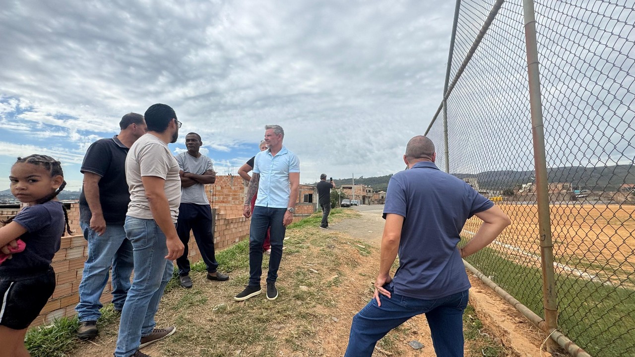 O prefeito em exercício, Juliano Lopes (Podemos), durante visita ao Barreiro, na segunda-feira (9 de junho)