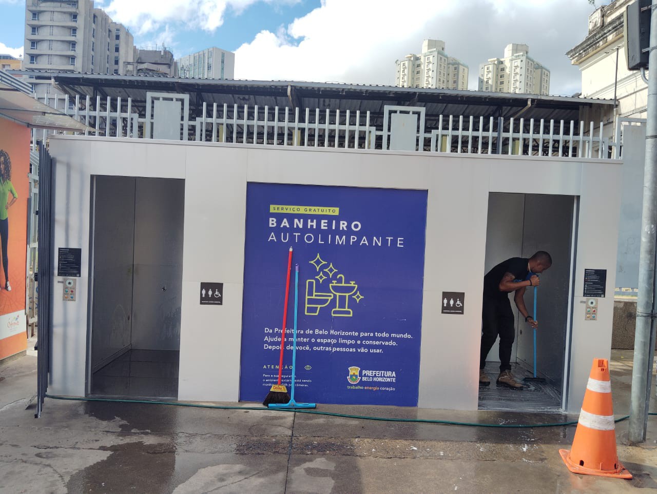 Funcionário limpa banheiro autolimpante instalado na Praça da Estação, ao lado da entrada do metrô