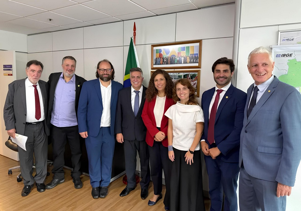 Deputado Patrus Ananias, vereadores Pedro Patrus e Bruno Pedralva, prefeito Álvaro Damião, ministra Esther Dweck, vereadora Luiza Dulci, vereador Pedro Rousseff e deputado federal Rogério Correia, todos do PT, em Brasília nesta quarta-feira (23)