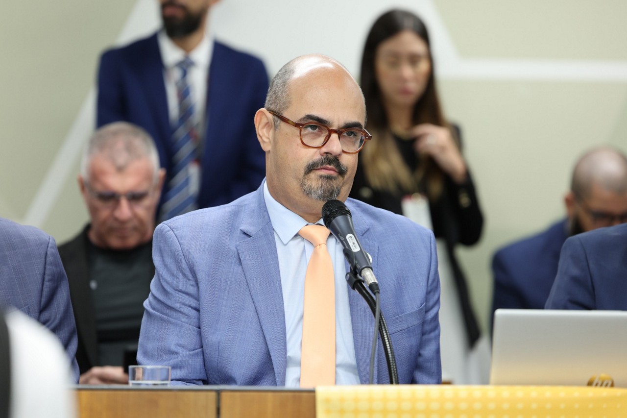 Vice-governador Mateus Simões (Novo) compareceu a uma audiência na ALMG para apresentar detalhes do Propag