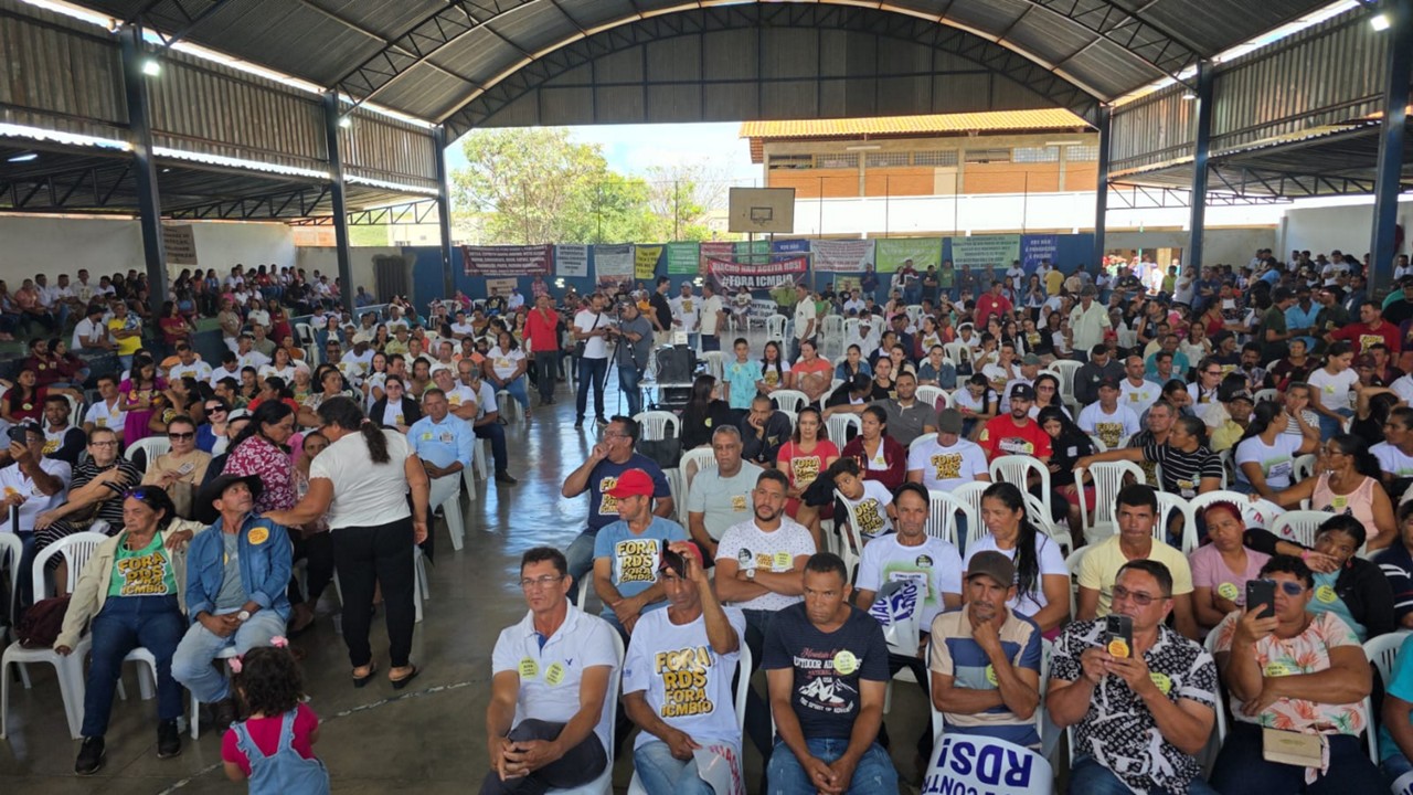 Moradores se reunem para protestar contra a instalação de uma Reserva de Desenvolvimento Sustentável em Serra dos Machados, no Norte de Minas