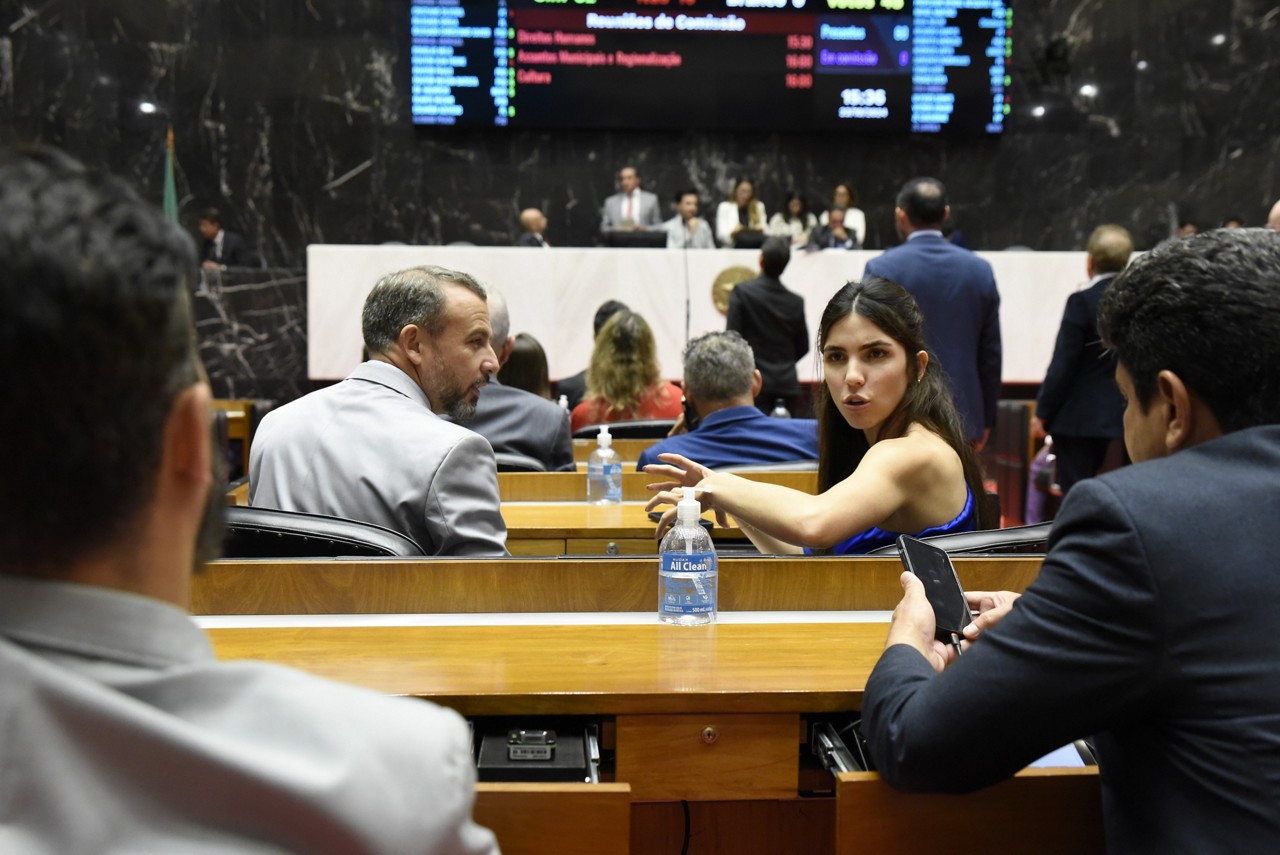 Os deputados estaduais Rodrigo Lopes (União, à esq.) e Maria Clara Marra (PSDB, à dir.) foram os parlamentares da base que pressionaram o governo Zema para criar a Artemig