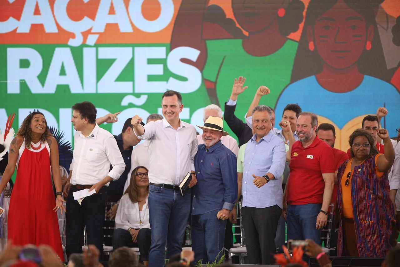Tanto o ministro de Minas e Energia, Alexandre Silveira, quanto o senador Rodrigo Pacheco (PSD) discursaram durante a agenda do presidente Luiz Inácio Lula da Silva (PT) em Minas Novas, Vale do Jequitinhonha, nesta quinta (24/7)