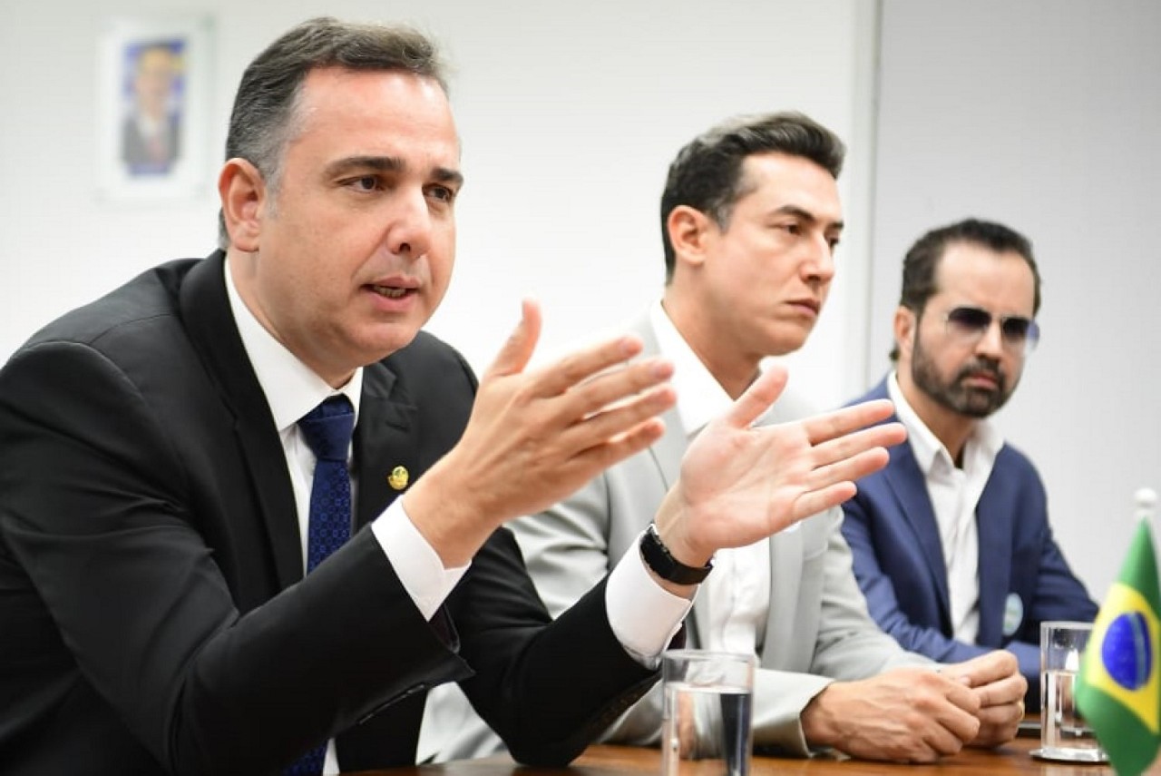 O senador Rodrigo Pacheco (PSD) e o prefeito de Sete Lagoas, Douglas Melo (PSD, centro) durante a reunião com lideranças da indústria do ferro-gusa nesta terça-feira (29/7)