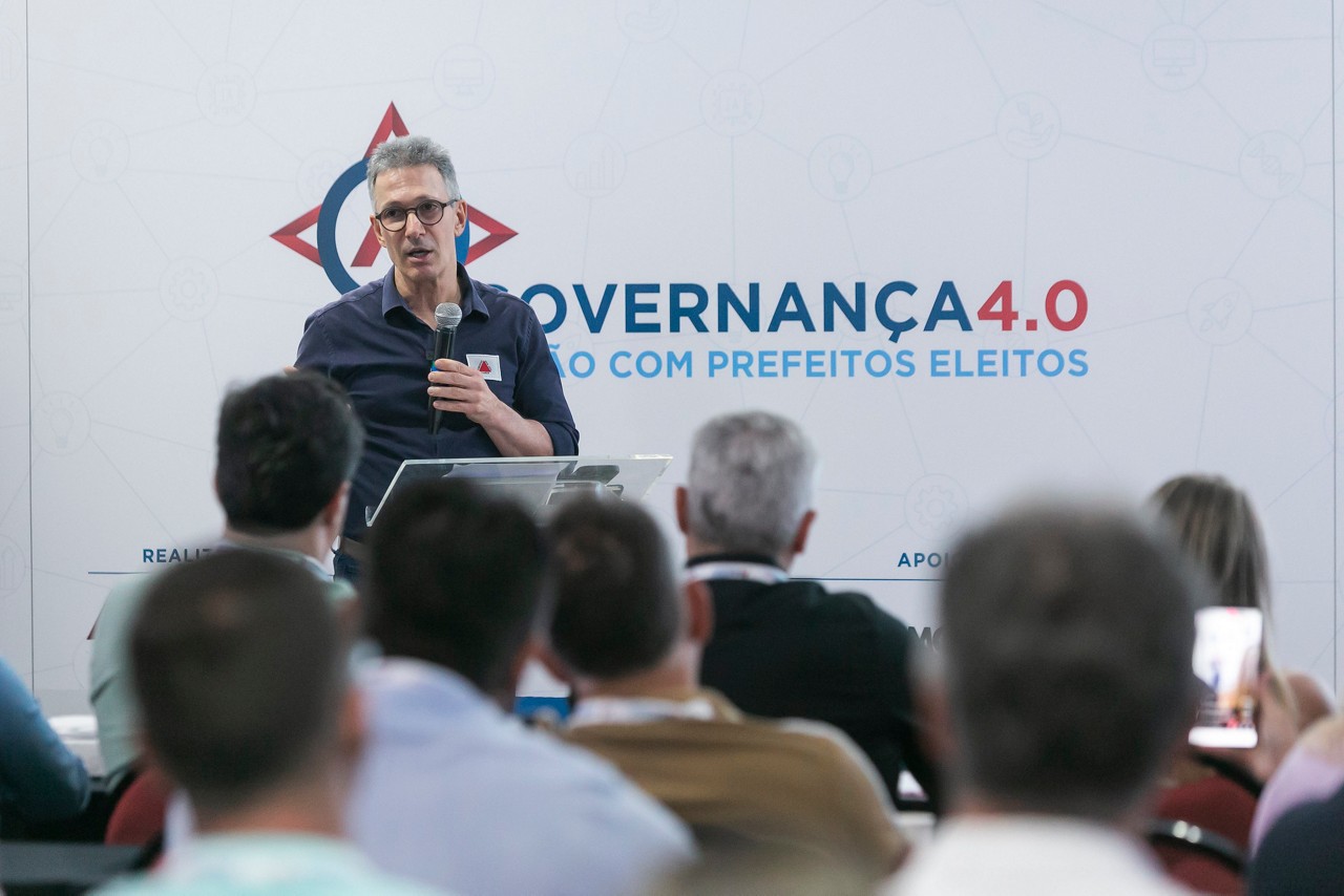 Caso o atual presidente, Marcos Vinícius Bizarro, e o prefeito de Patos, Luís Eduardo Falcão (Novo) se enfrentem, eleição da AMM pode colocar o governador Romeu Zema em uma "saia justa" 