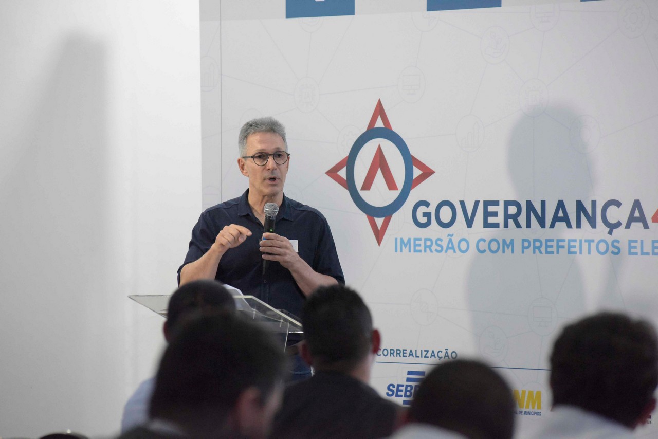 O governador Romeu Zema (Novo) elogiou a gestão do presidente da AMM, Marcos Vinícius Bizarro, em evento em São Lourenço na quinta-feira (16 de janeiro)