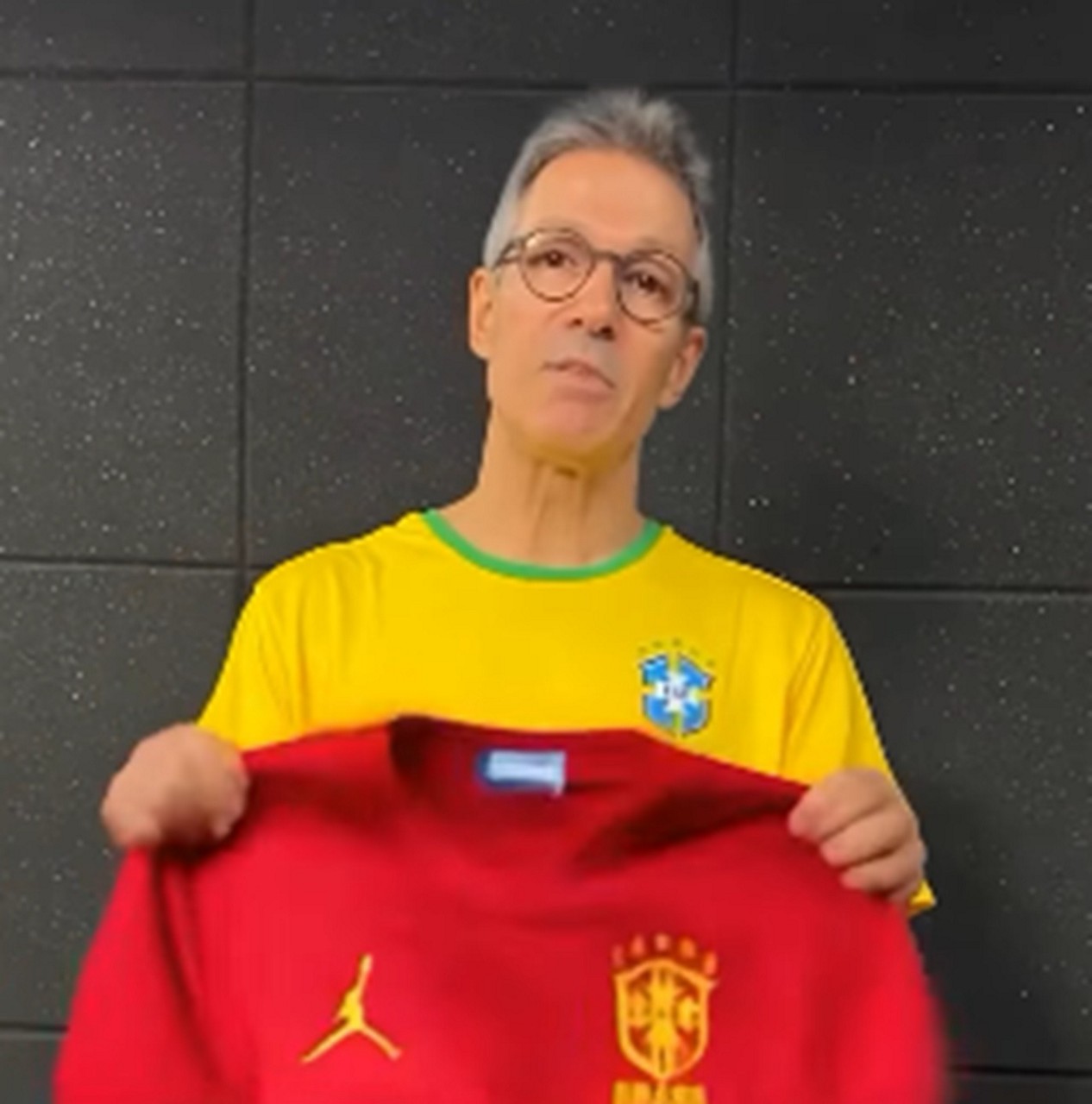 Governador Romeu Zema entra na polêmica da camisa vermelha da seleção