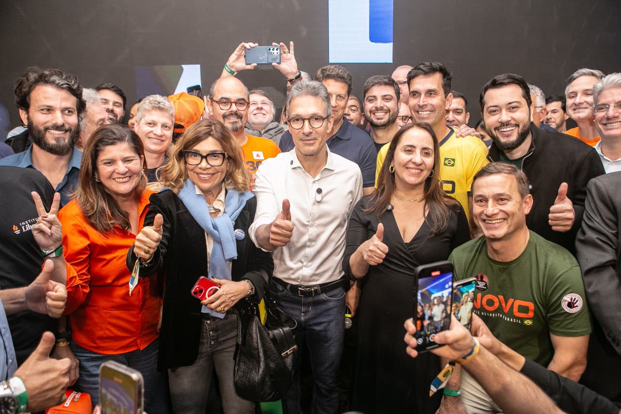 Romeu Zema (Novo) é abraçado por apoiadores em lançamento de candidatura