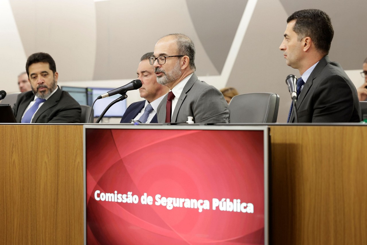 Em audiência, secretário de Fazenda, Luiz Cláudio Gomes, se limitou a dizer que Estado não deverá dar reajuste aos servidores em 2025, mas não respondeu sobre índice acumulado