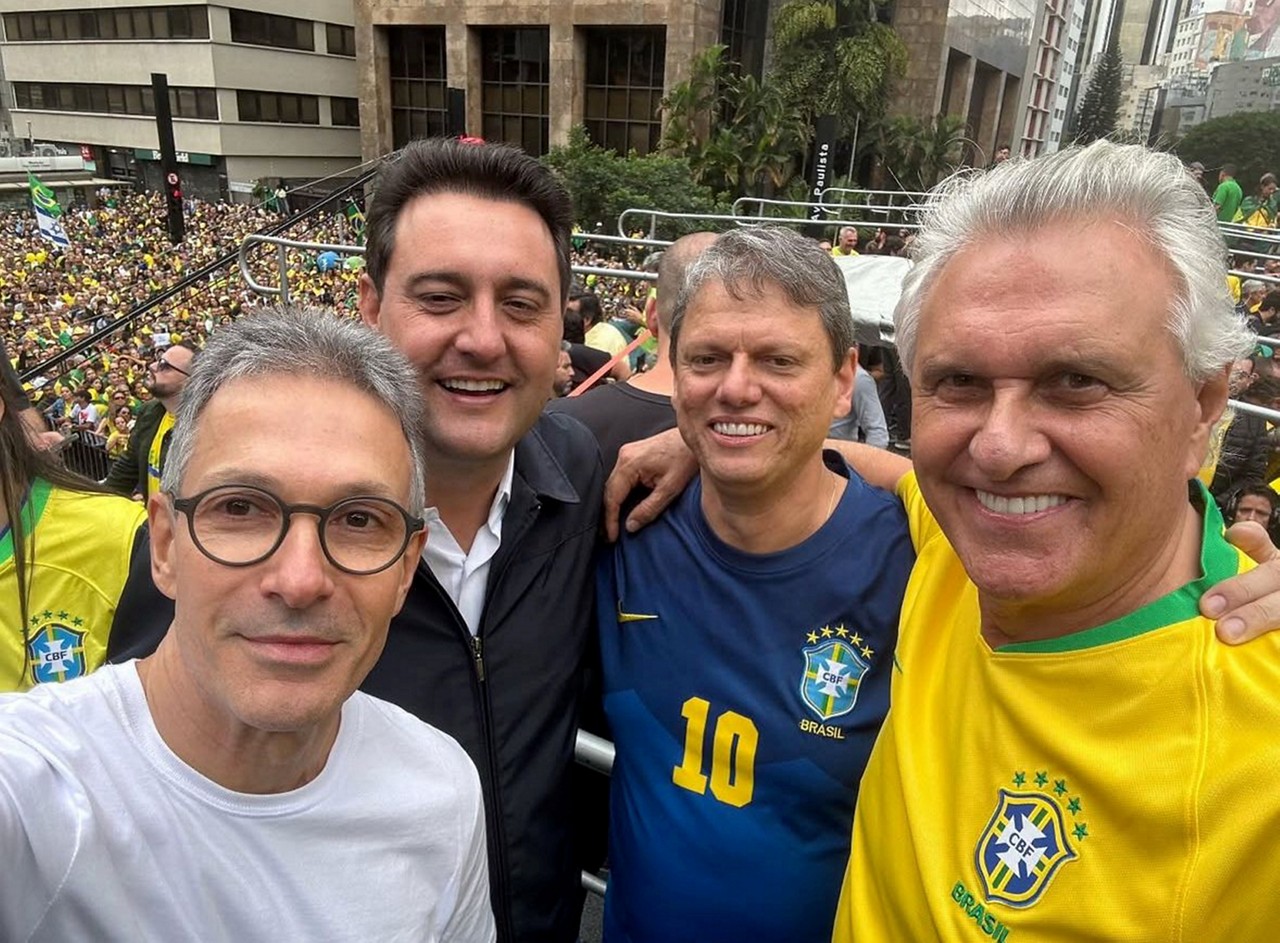 Governadores Romeu Zema, de Minas Gerais, Ratinho Jr., do Paraná, Tarcísio de Freitas, de São Paulo, e Ronaldo Caiado, de Goiás, em cima do trio elétrico em ato pró-anistia