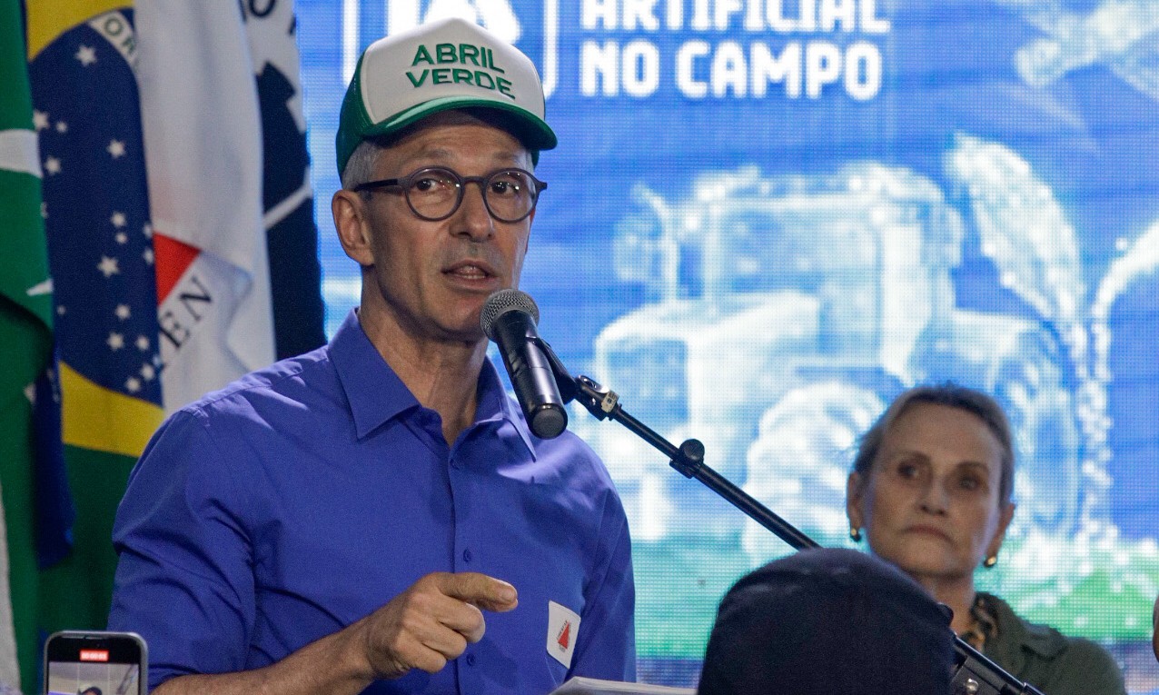 Em março, governador Zema participou de evento do agro com boné estampado com a frase "abril verde"