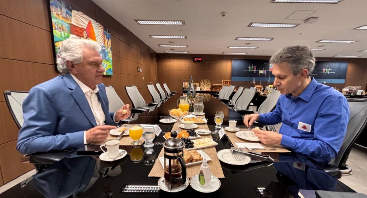 Ronaldo Caiado e Romeu Zema tomam café na Cidade Administrativa