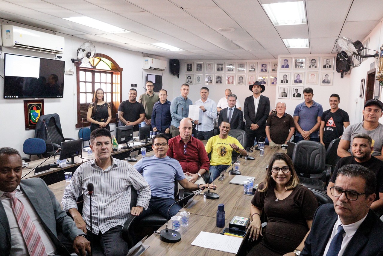 Prefeito de Sabará entrega pedido de abertura de CPI do transporte coletivo a vereadores
