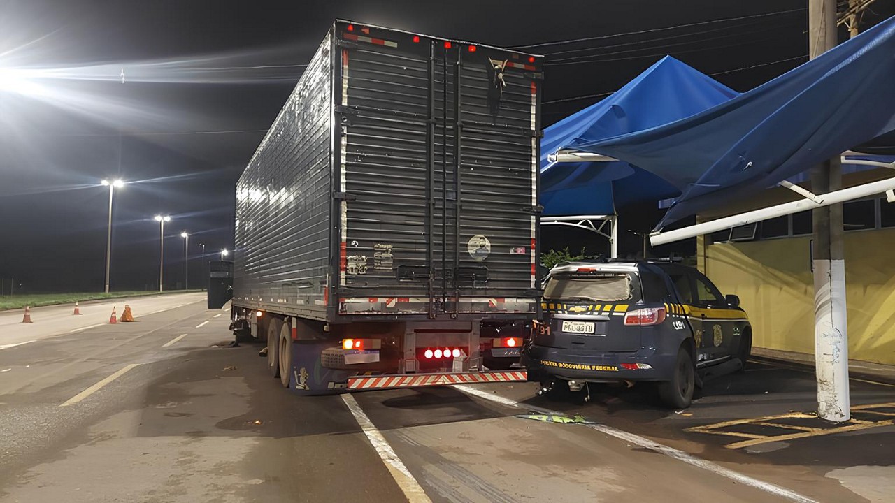 Sem controle, o veículo passou sobre um quebra-molas e colidiu com viaturas da PRF estacionadas em frente ao posto