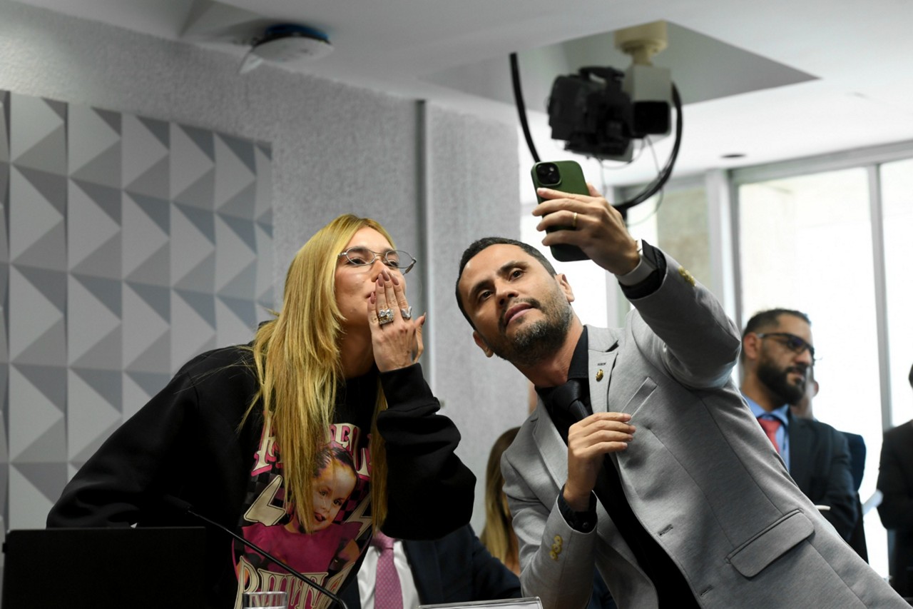 O senador Cleitinho Azevedo (Republicanos -MG) pediu uma foto com a influenciadora Virginia Fonseca durante a CPI das Bets do Senado nesta terça-feira (13).
