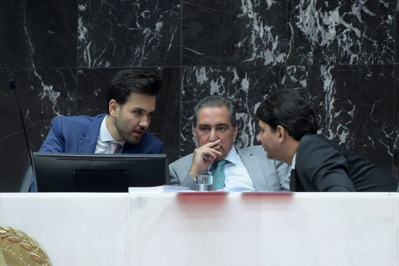 O presidente da ALMG, Tadeuzinho (MDB, à esq.), o líder do governo Zema, João Magalhães (MDB, centro), e o líder do bloco de governo, Cássio Soares (PSD, à dir), durante a reunião do último dia 13 em plenário