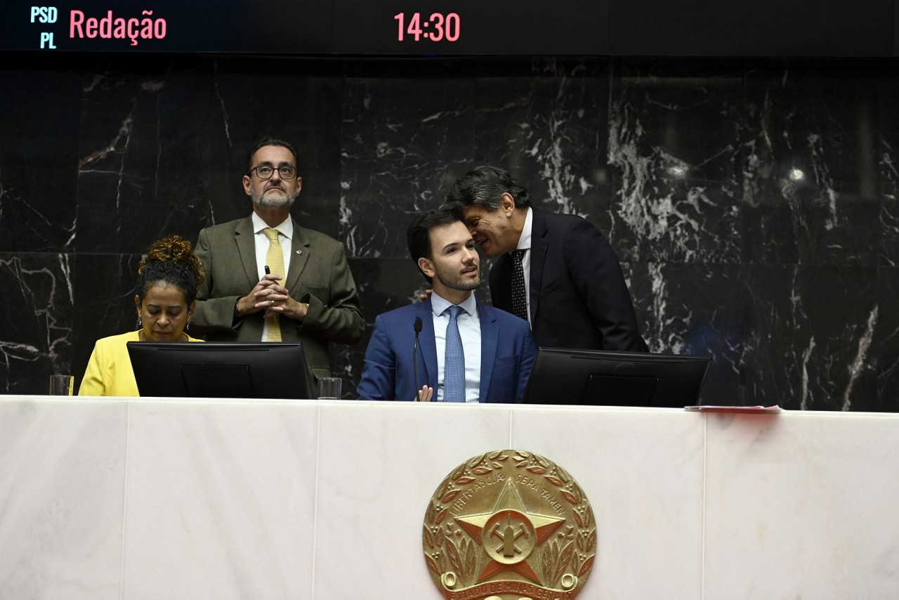 O presidente da ALMG, Tadeu Leite (MDB), o Tadeuzinho, e o futuro 1º secretário, Gustavo Santana (PL, em pé), em sessão da Casa no último mês de junho