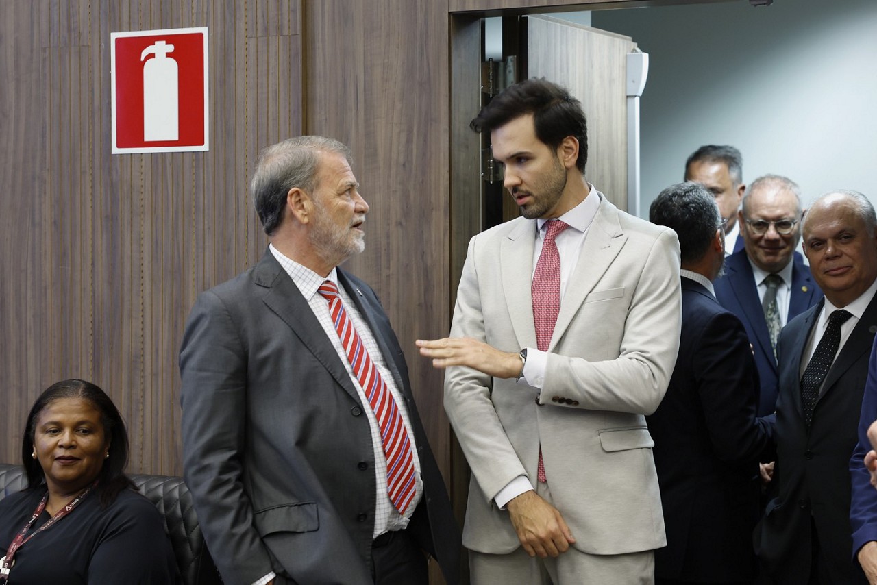 O presidente da ALMG, Tadeu Leite (MDB), o Tadeuzinho, e o presidente do TCE-MG, Durval Ângelo, durante a cerimônia de posse do conselheiro na presidência