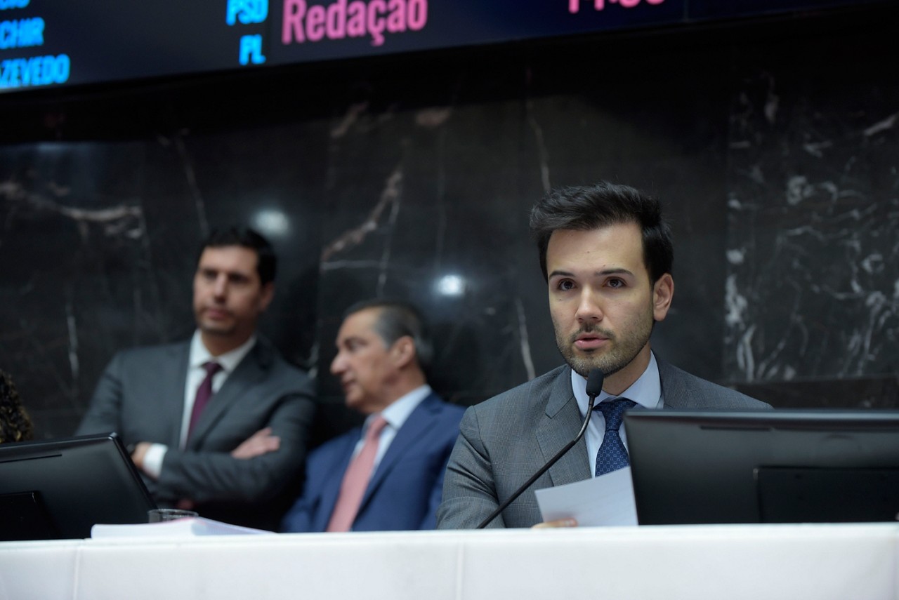 O presidente da ALMG, Tadeu Martins Leite (MDB, à dir.), o Tadeuzinho, assinou a petição com o procurador geral da Casa, André Moreira