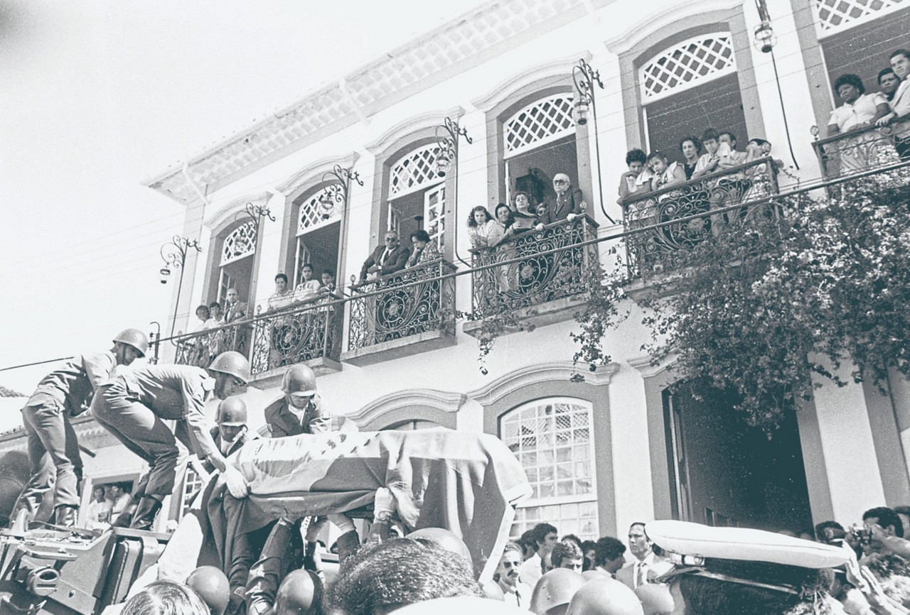Menos de três meses depois de ser eleito presidente do Brasil, Tancredo Neves faleceu em 21 de abril, vítima de uma grave doença intestinal