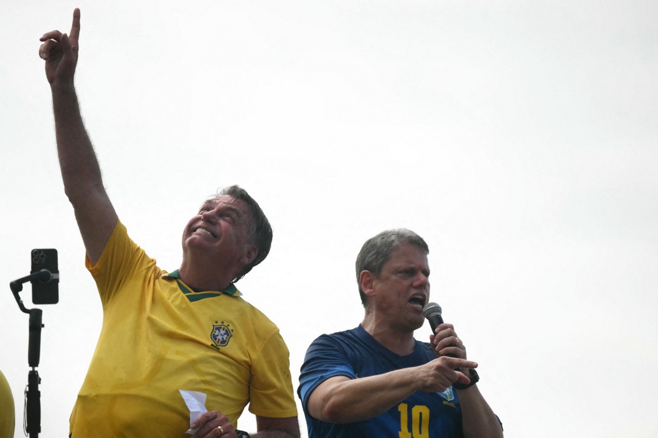 O governador de São Paulo, Tarcísio de Freitas, discursa ao lado do ex-presidente Bolsonaro em Copabacana