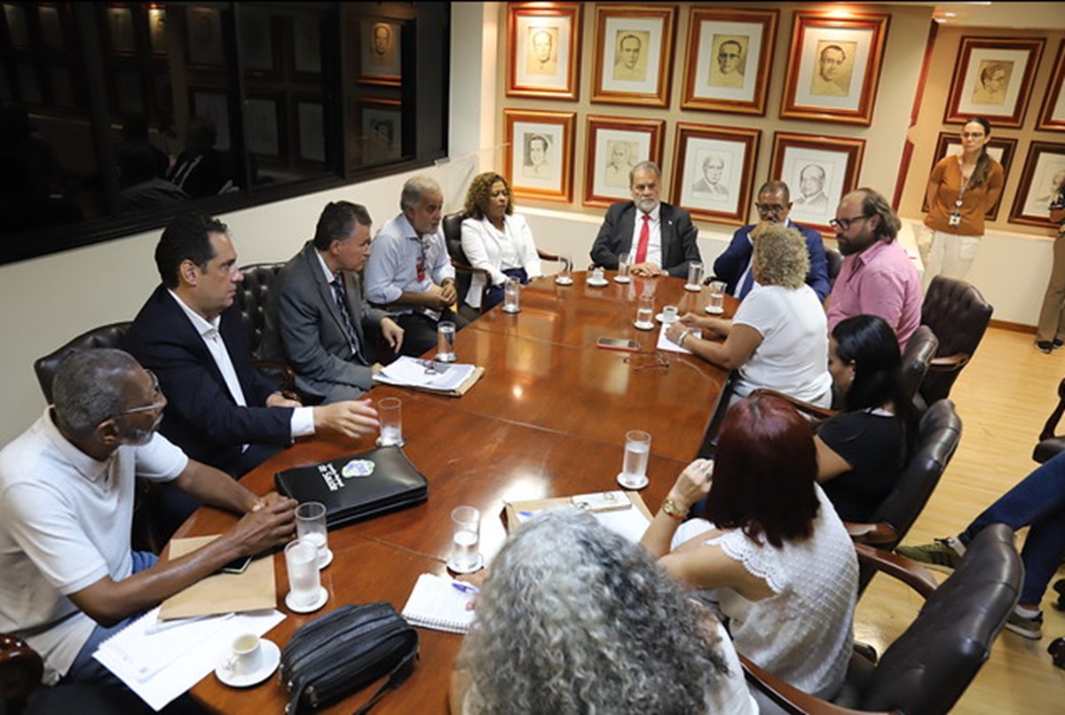 Estiveram presentes na reunião deputados estaduais, vereadores de BH, diretores do Sind-Saúde/MG, representantes de conselhos de saúde e da sociedade civil organizada