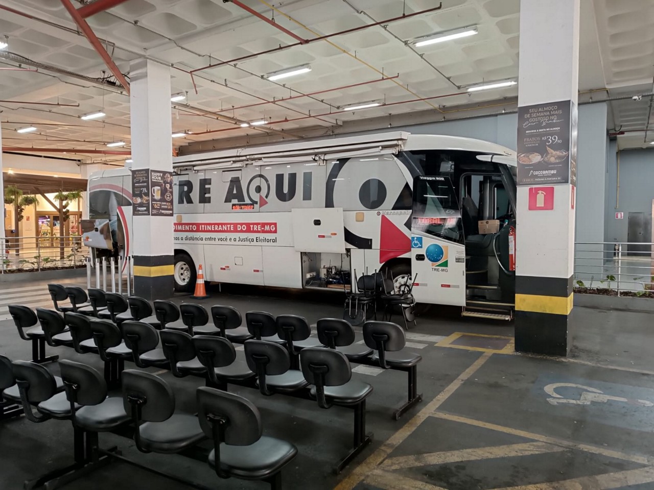 O ônibus do TRE utilizado no programa "TRE Aqui", instalado no Minas Shopping, região nordeste de Belo Horizonte
