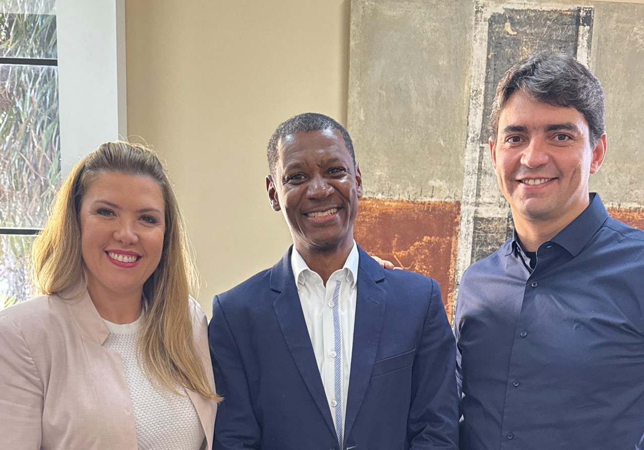 Prefeita Elisa Araújo (PSD), vice Mauricinho de Sá (Mobiliza) e presidente estadual do PSD, Cássio Soares
