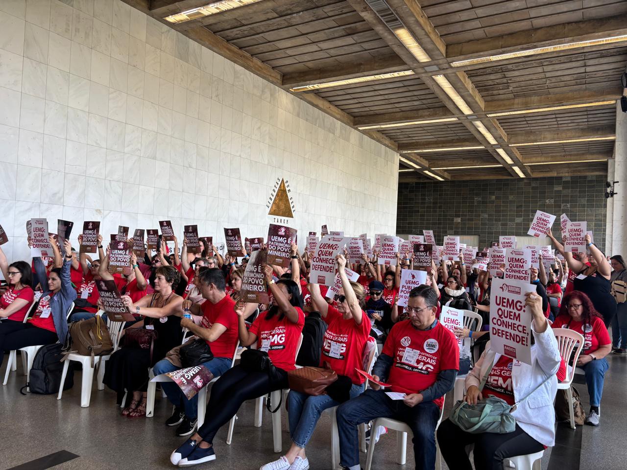 Servidores da Uemg protestam contra entrega da universidade ao governo federal