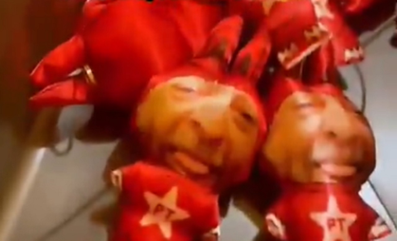 No lugar do monstrinho original com rosto sorridente e dentes afiados aparece uma foto de Lula