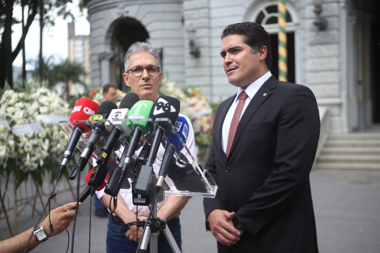 O governador Romeu Zema esteve no velório de Newton Cardoso