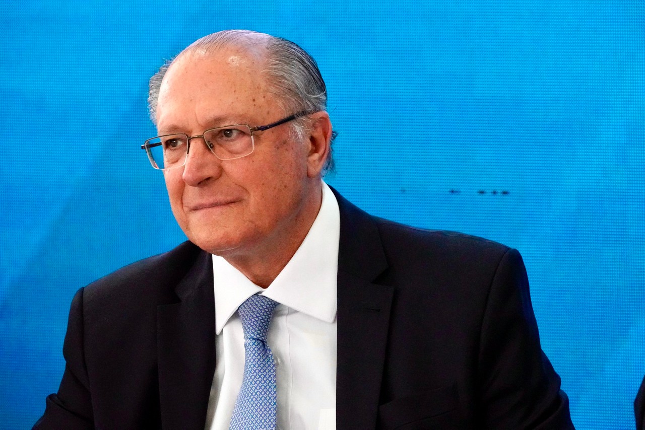 Alckmin também destaca a importância de campanhas de conscientização e o crescimento das energias solar e eólica como soluções para a crise.