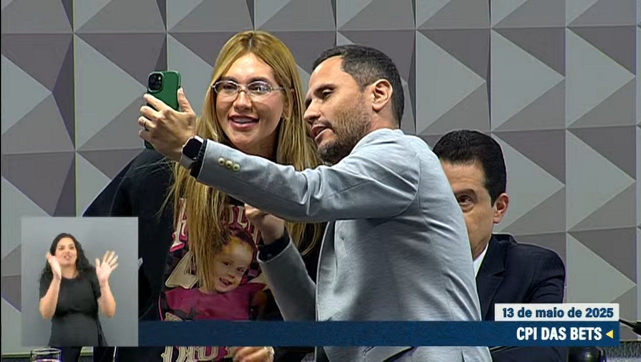O senador Cleitinho Azevedo (Republicanos -MG) pediu uma foto com a influenciadora Virginia Fonseca durante a CPI das Bets do Senado nesta terça-feira (13).