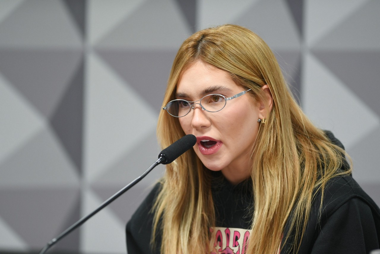 A influenciadora Virginia Fonseca presta depoimento, nesta terça-feira (13), na CPI das Bets do Senado. 